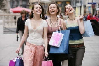 Frauen beim shoppen